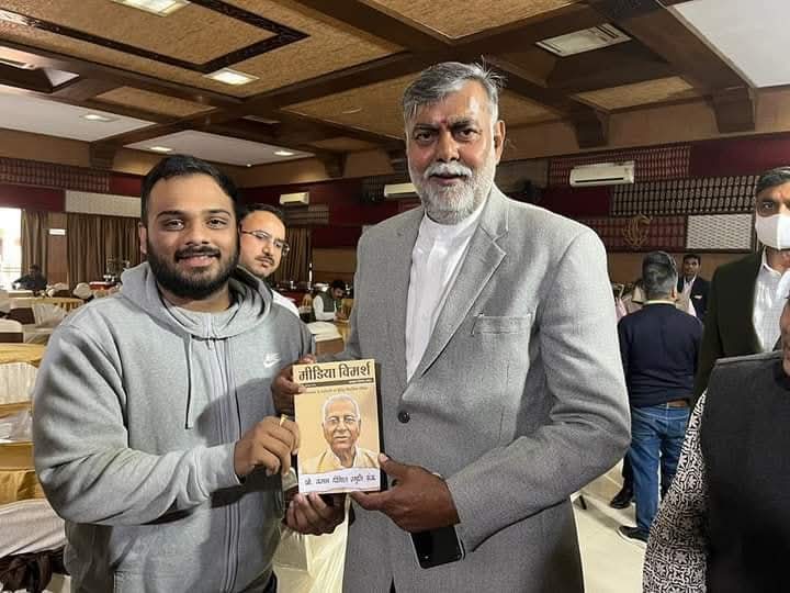 मध्यप्रदेश सरकार के माननीय मंत्री श्री प्रहलाद पटेल को मीडिया विमर्श की प्रति भेंट की गई।