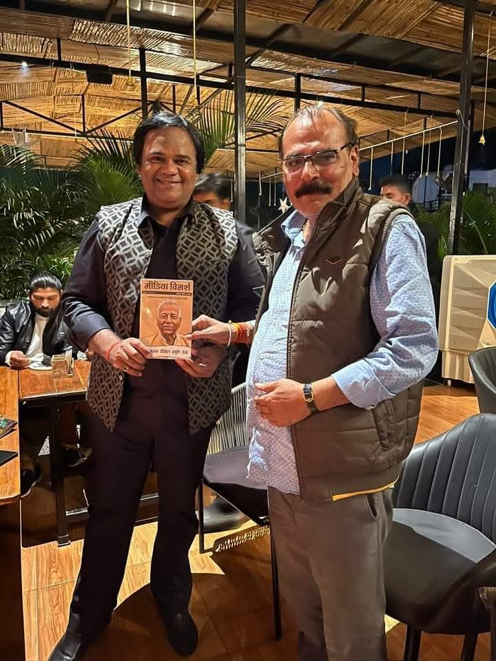 प्रख्यात गजलकार श्री आलोक श्रीवास्तव को मीडिया विमर्श के कमल दीक्षित स्मृति अंक की प्रति भेंट करते श्री गीत दीक्षित।